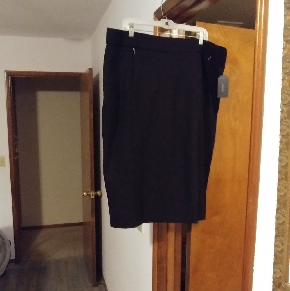 Cameo, 2x, NWOT, black pencil skirt